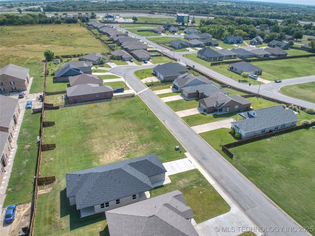 212 Cottonwood Street, Calera, OK 74730