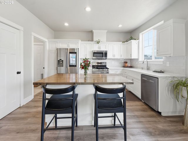 1310 ELM St, Junction City, OR 97448
