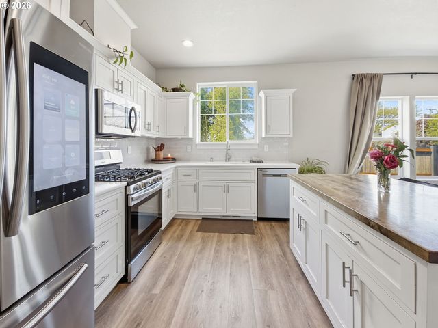1310 ELM St, Junction City, OR 97448