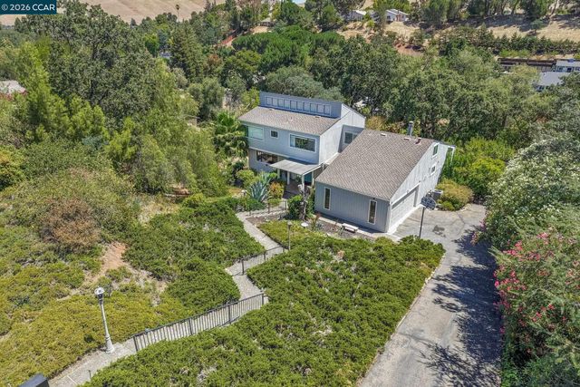 864 Coachman Pl, Clayton, CA 94517