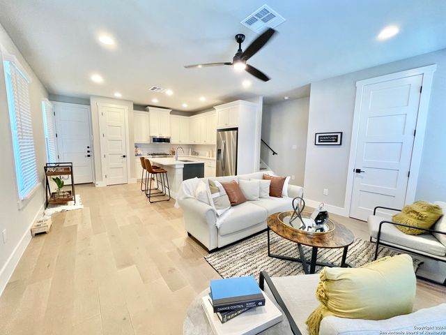311 E Evergreen St Bldg 19, San Antonio, TX 78212