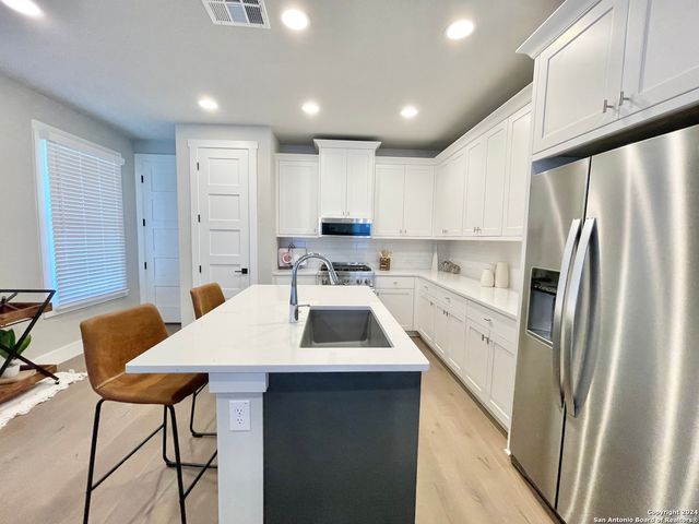 311 E Evergreen St Bldg 19, San Antonio, TX 78212