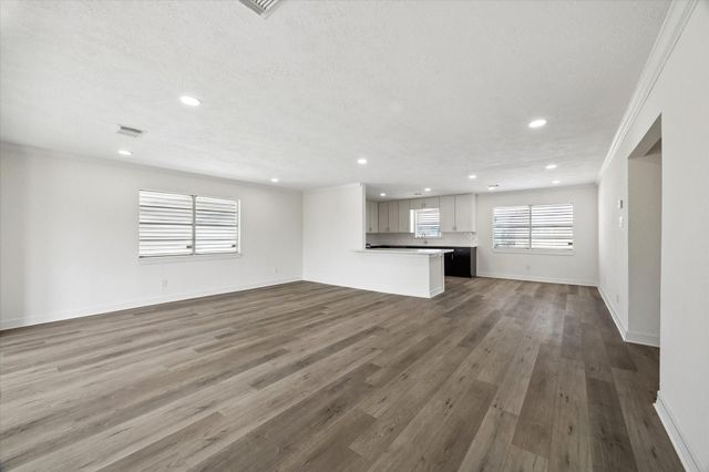 1079 Redfish Street, Bayou Vista, TX 77563