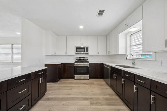 1079 Redfish Street, Bayou Vista, TX 77563