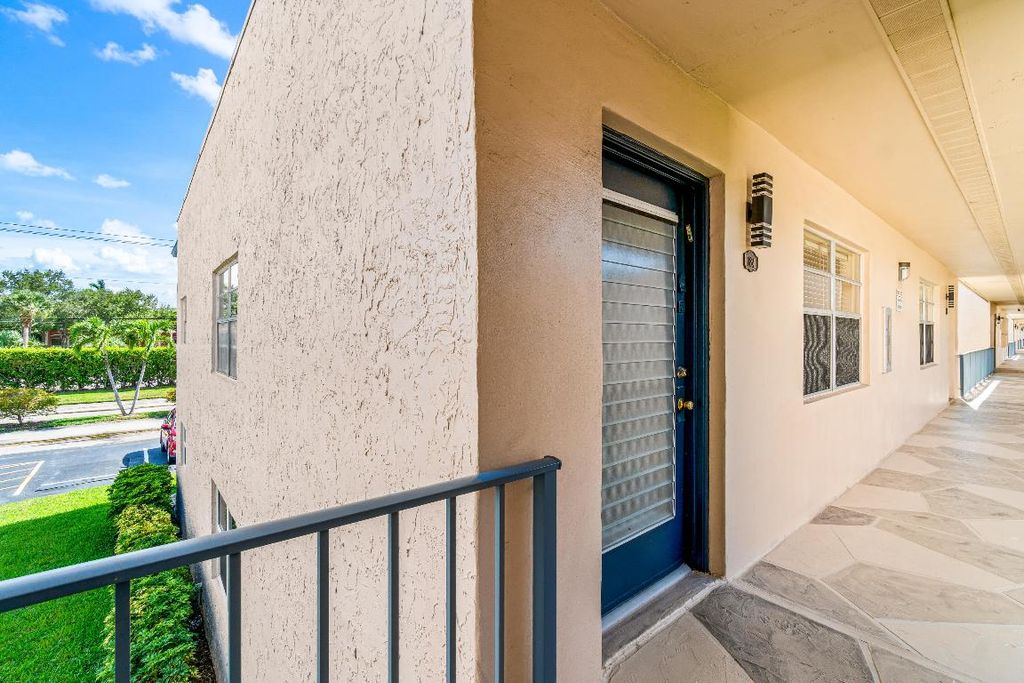 Image 2 of property listing at 184 Flanders D, Delray Beach, FL 33484