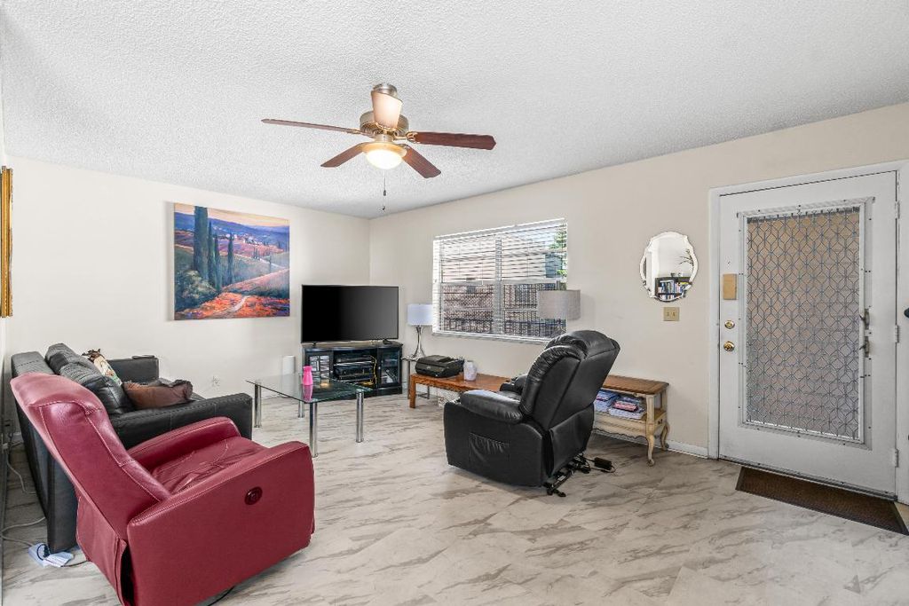 Image 3 of property listing at 184 Flanders D, Delray Beach, FL 33484