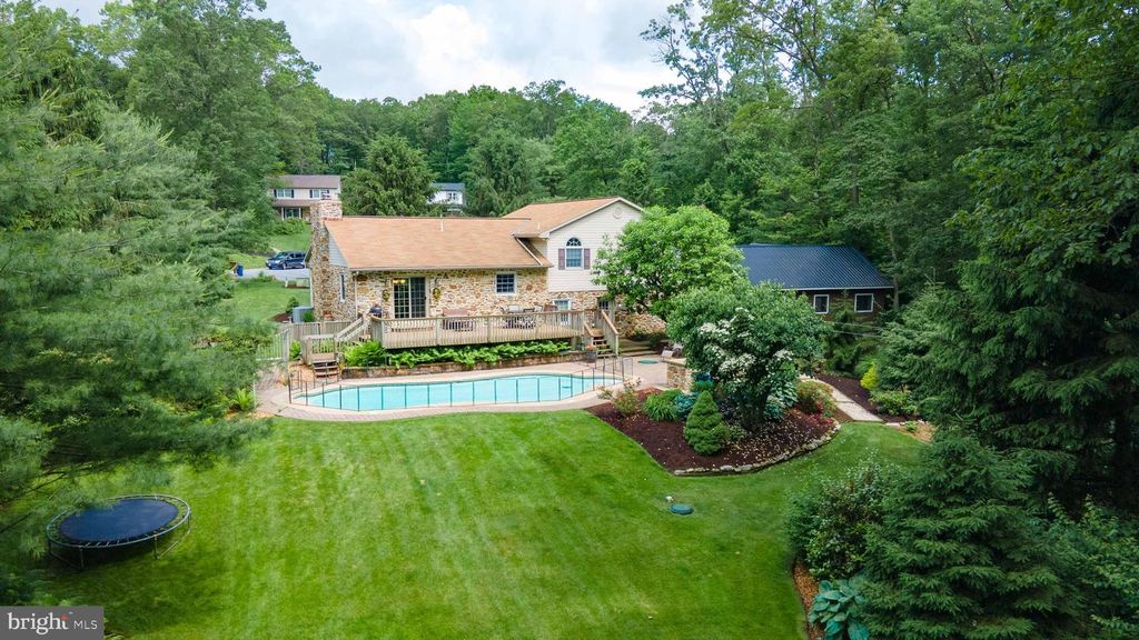 5210 HONEYSUCKLE LN, New Holland, PA 17557