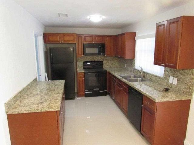 9881 NW 4th Street, Pembroke Pines, FL 33024