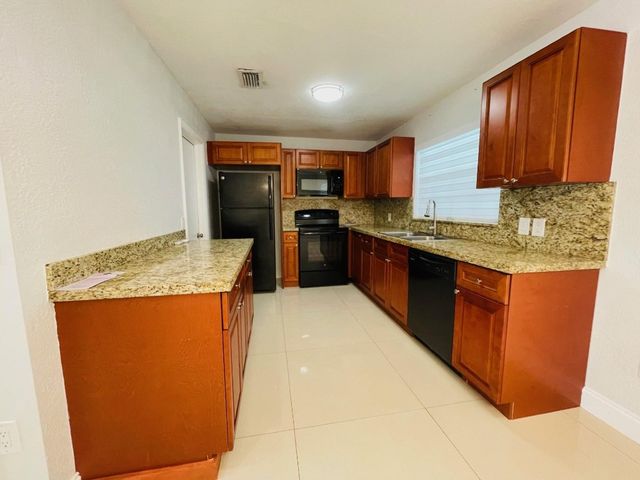 9881 NW 4th Street, Pembroke Pines, FL 33024