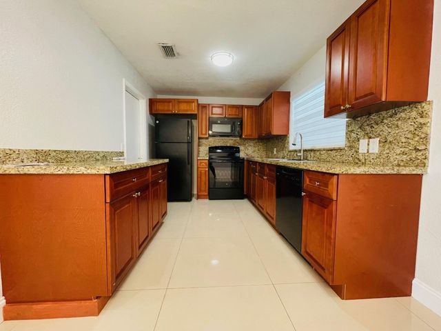 9881 NW 4th Street, Pembroke Pines, FL 33024