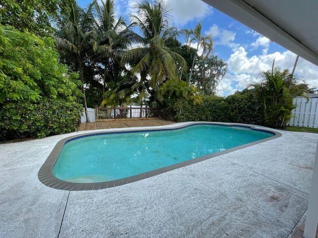 9881 NW 4th Street, Pembroke Pines, FL 33024