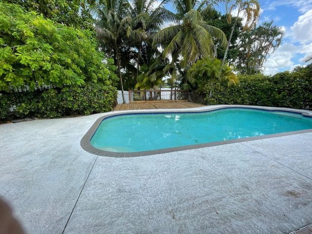 9881 NW 4th Street, Pembroke Pines, FL 33024