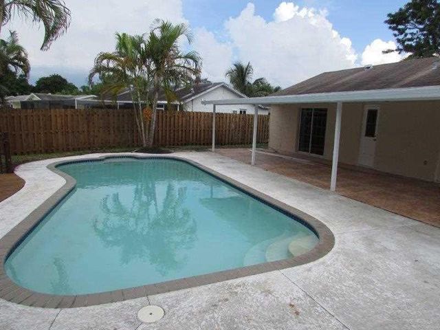 9881 NW 4th Street, Pembroke Pines, FL 33024