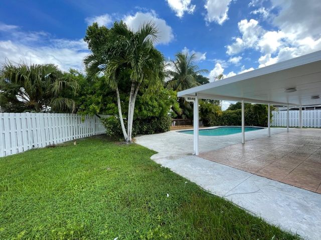 9881 NW 4th Street, Pembroke Pines, FL 33024