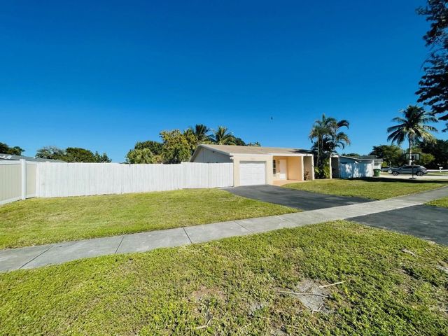 9881 NW 4th Street, Pembroke Pines, FL 33024