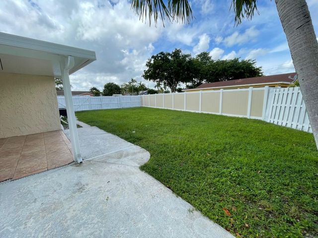 9881 NW 4th Street, Pembroke Pines, FL 33024