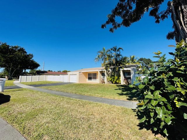 9881 NW 4th Street, Pembroke Pines, FL 33024