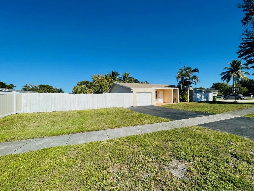 9881 NW 4th Street, Pembroke Pines, FL 33024