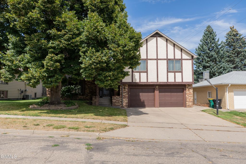 922 Capitol Avenue W, Bismarck, ND 58501 photo 2