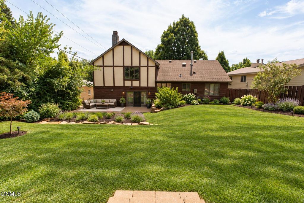 922 Capitol Avenue W, Bismarck, ND 58501 photo 3