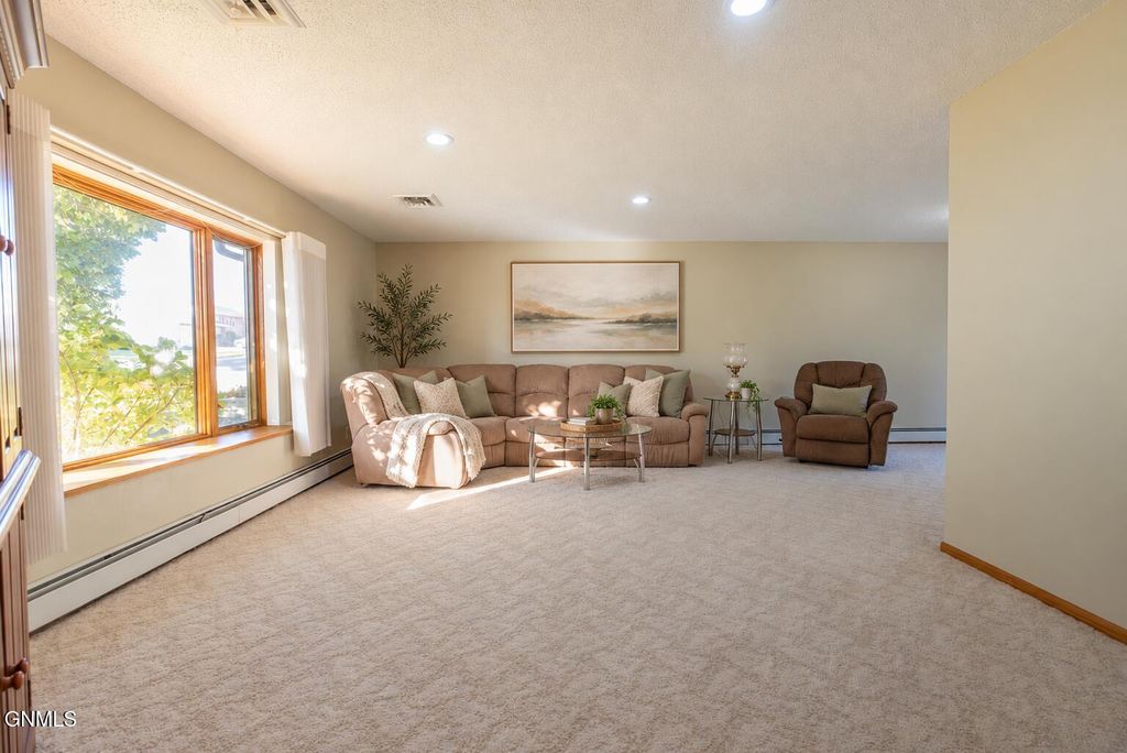 922 Capitol Avenue W, Bismarck, ND 58501 photo 5