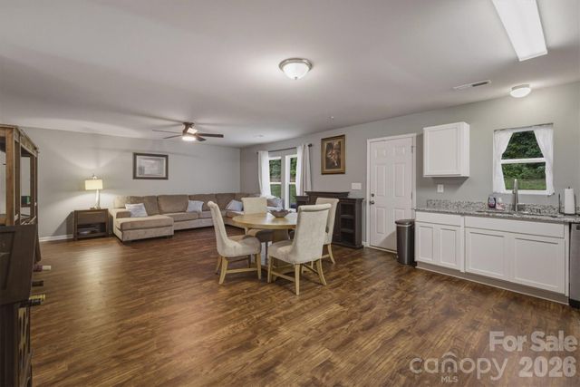 1916 Country Way, Hickory, NC 28601