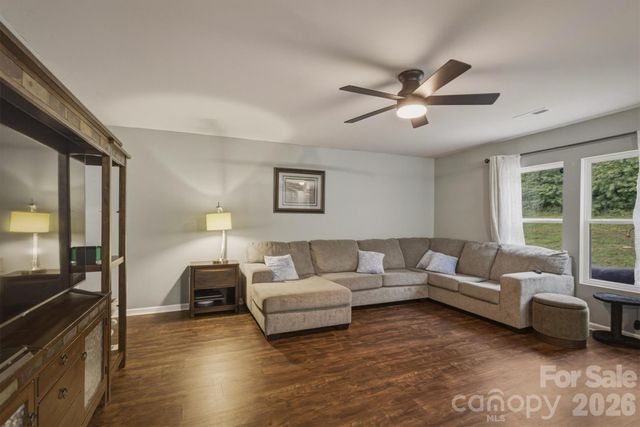1916 Country Way, Hickory, NC 28601