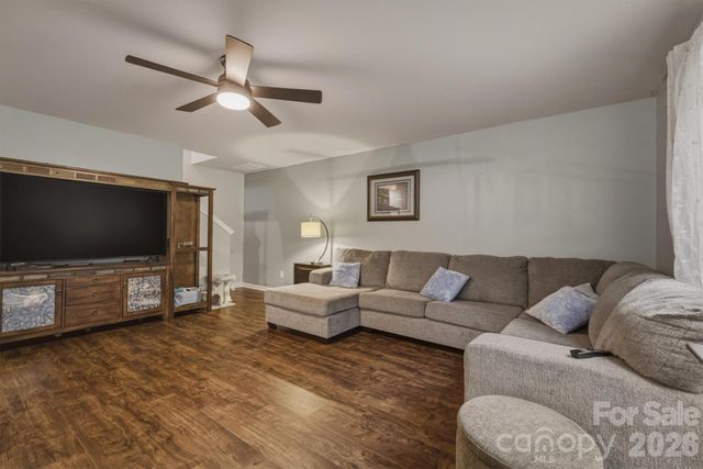 1916 Country Way, Hickory, NC 28601