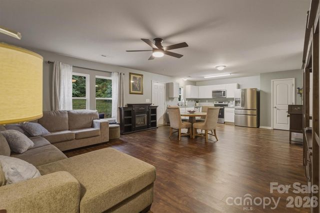 1916 Country Way, Hickory, NC 28601