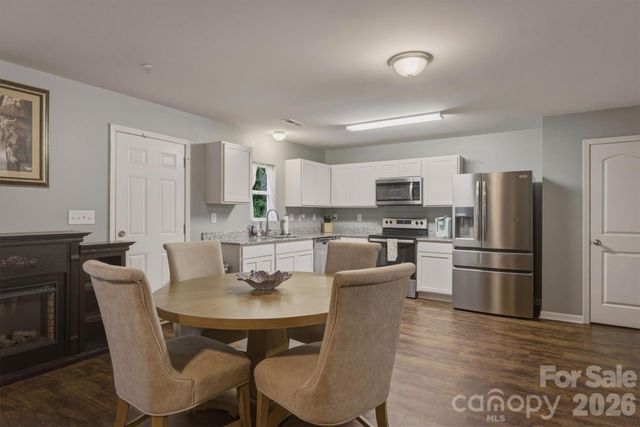 1916 Country Way, Hickory, NC 28601