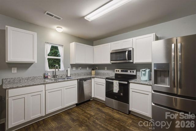1916 Country Way, Hickory, NC 28601