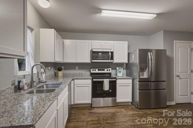 1916 Country Way, Hickory, NC 28601