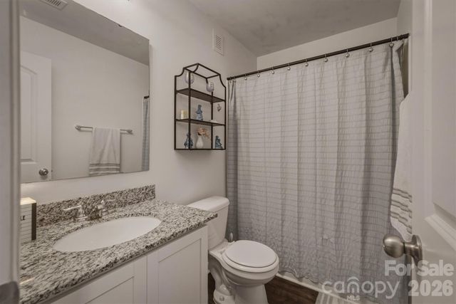 1916 Country Way, Hickory, NC 28601