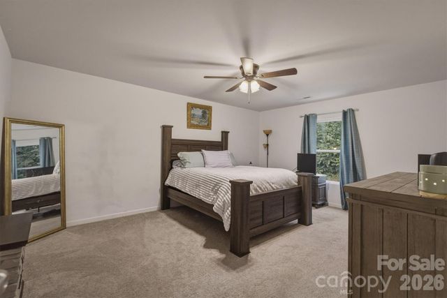 1916 Country Way, Hickory, NC 28601