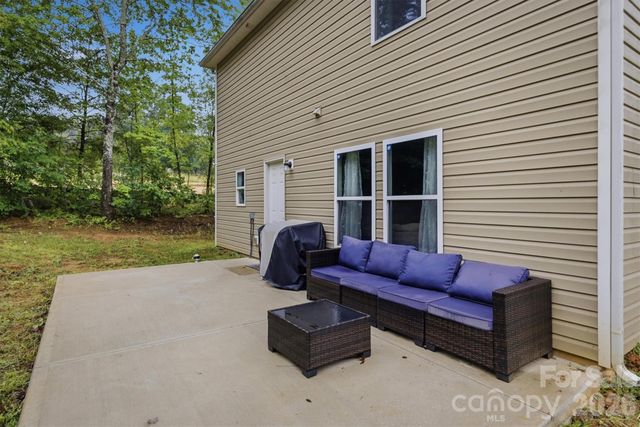1916 Country Way, Hickory, NC 28601