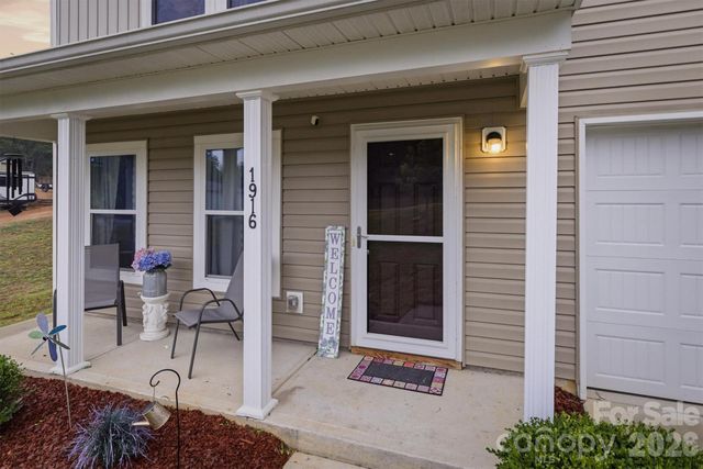 1916 Country Way, Hickory, NC 28601
