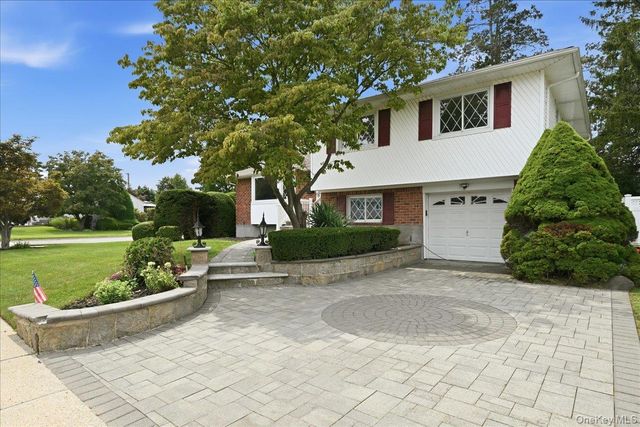 90 Grohmans Lane, Plainview, NY 11803