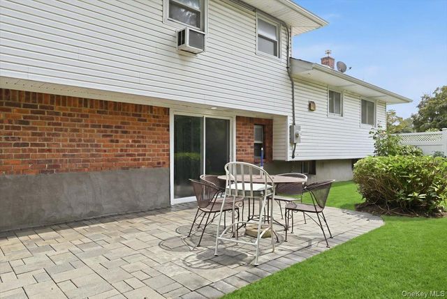 90 Grohmans Lane, Plainview, NY 11803