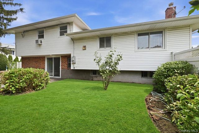 90 Grohmans Lane, Plainview, NY 11803
