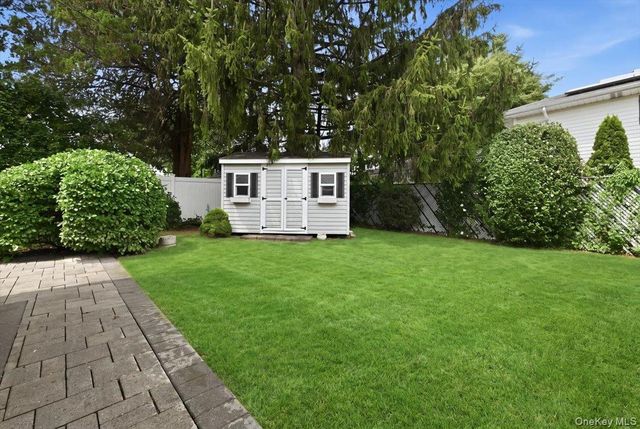 90 Grohmans Lane, Plainview, NY 11803