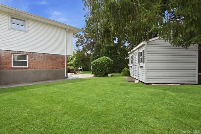 90 Grohmans Lane, Plainview, NY 11803