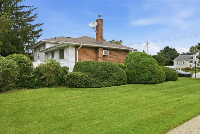 90 Grohmans Lane, Plainview, NY 11803