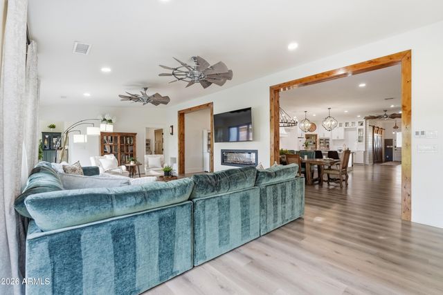 3050 S EAGLE Drive, Chandler, AZ 85286