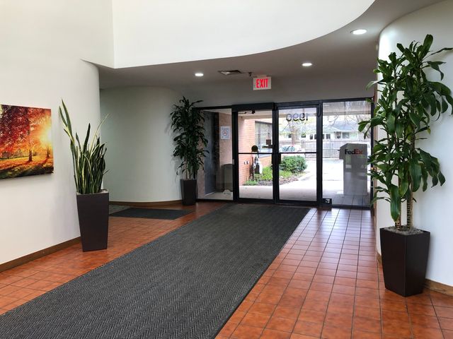 1990 E Algonquin Road, Schaumburg, IL 60173