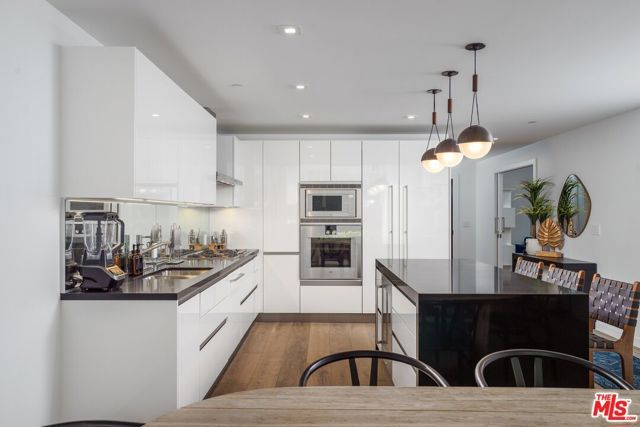 9000 W 3rd Street 211, Los Angeles, CA 90048
