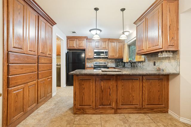 2009 Thousand Oaks Drive, Burleson, TX 76028