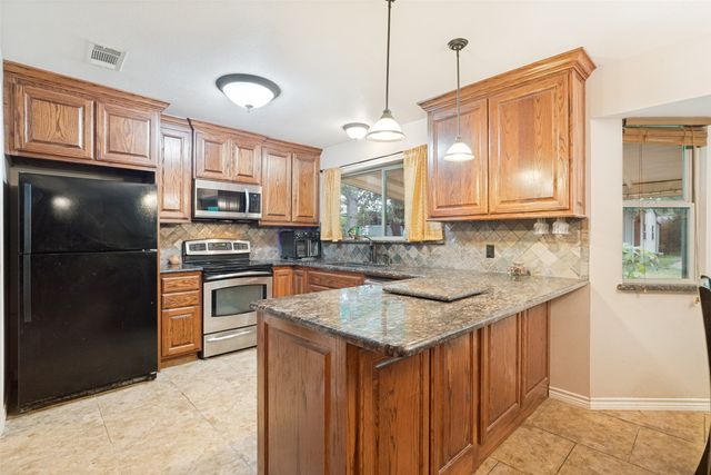 2009 Thousand Oaks Drive, Burleson, TX 76028
