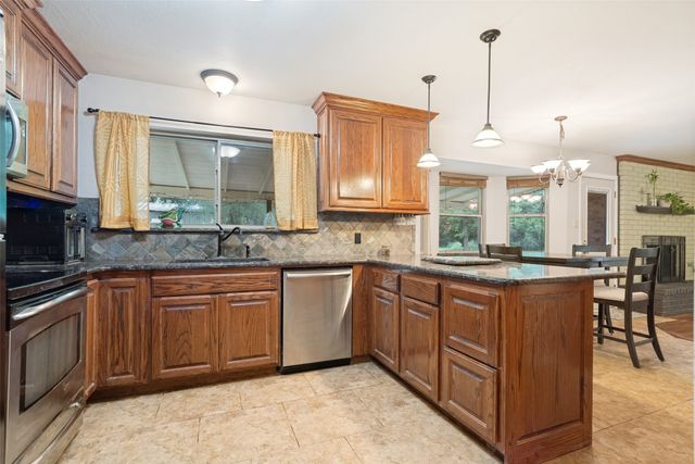 2009 Thousand Oaks Drive, Burleson, TX 76028