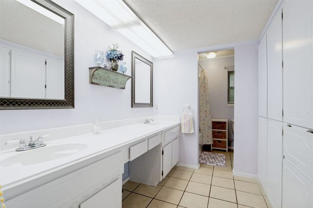 2009 Thousand Oaks Drive, Burleson, TX 76028