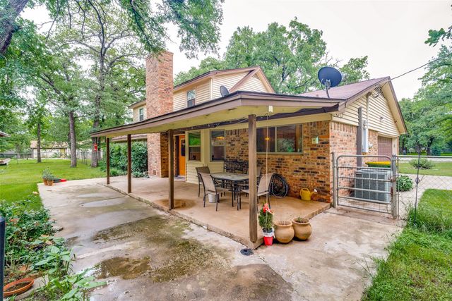 2009 Thousand Oaks Drive, Burleson, TX 76028